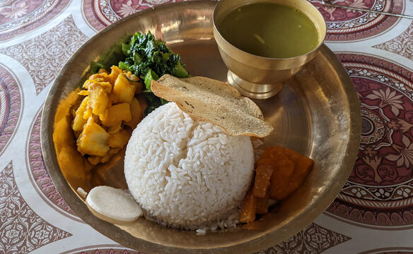 Dal Bhat auf einem Teller angerichtet