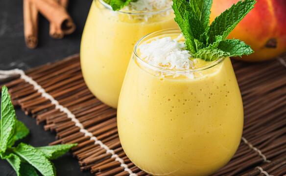 Zwei Glaeser gefuellt mit Punjabi Lassi