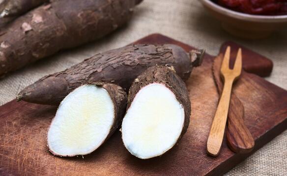 Maniok aufgeschnitten auf einem Brett