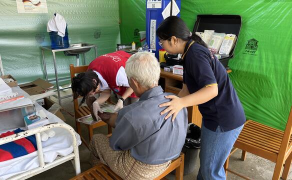 Mann wird nach Erdbeben in Myanmar von Ärztin behandelt