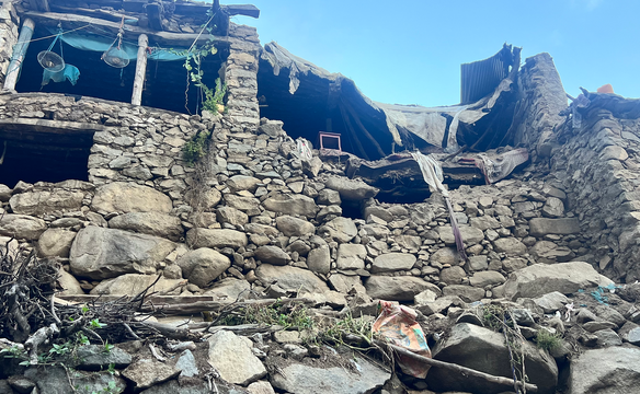 Das Dache eines Steinhauses ist eingefallen, Wände fehlen, Steine liegen vor einer Mauer