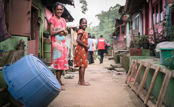 Eine Frau und ein Mädchen stehen in einer Gasse in Sri Lanka