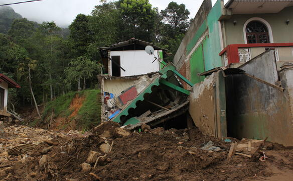 Ein zerstörtes Haus nach Wirbelsturm und Erdrutsch