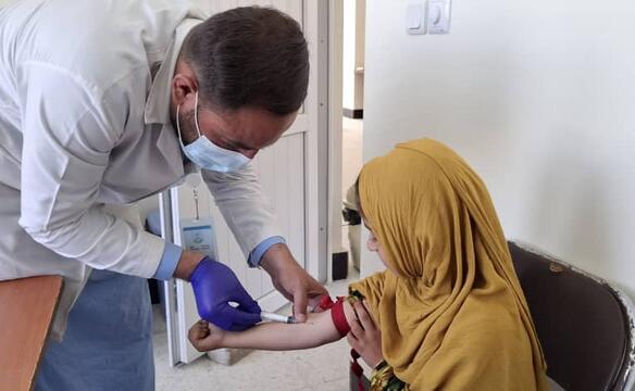 Ein Arzt impft ein Kind