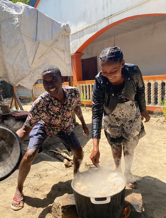 Zwei Menschen breiten auf offenem Feuer Roboky zu