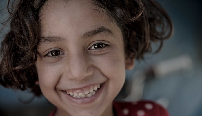 Ein Mädchen im Libanon lächelt in die Kamera