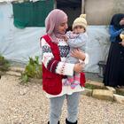 humedica-MItarbeiterin mit Baby auf dem Arm